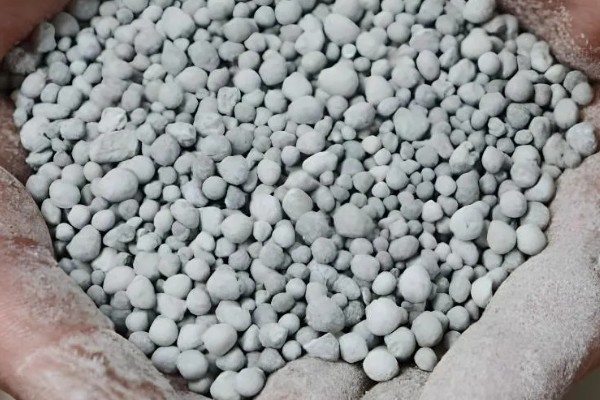 钙肥料的种类，常见的有生石灰、熟石灰等