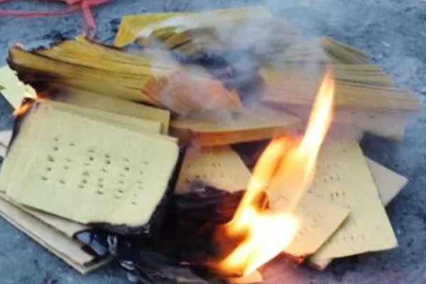 中元节烧纸什么时间好,选择在天黑透时进行