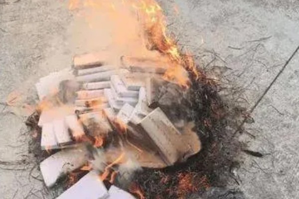 中元节烧纸什么时间好,选择在天黑透时进行