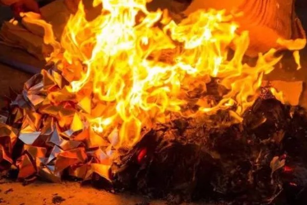 中元节烧纸什么时间好,选择在天黑透时进行