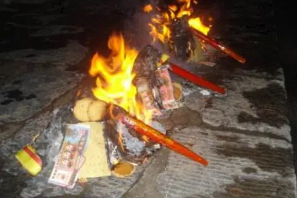 中元节烧纸什么时间好,选择在天黑透时进行