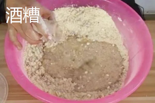 大水面野钓鲤鱼用什么打窝,可以选择五谷杂粮、酒糟等