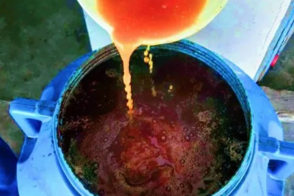 最简单的人尿肥发酵方法，倒入缸内密封处理半个月即可