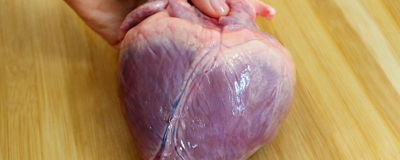 猪心怎么洗，先用清水水浸泡10分钟