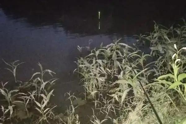 晚上钓鲢鳙水深多少合适,在1.5米到3米