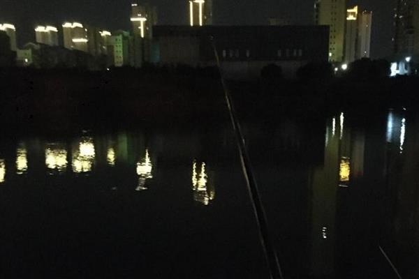 晚上钓鲢鳙水深多少合适,在1.5米到3米