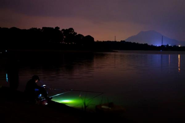晚上钓鲢鳙水深多少合适,在1.5米到3米