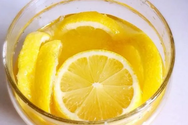 蜂蜜水的正确喝法，要用60℃以下的温水冲