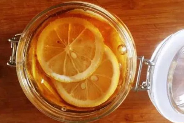 蜂蜜水的正确喝法，要用60℃以下的温水冲