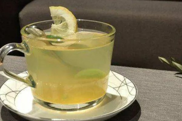 蜂蜜水的正确喝法，要用60℃以下的温水冲