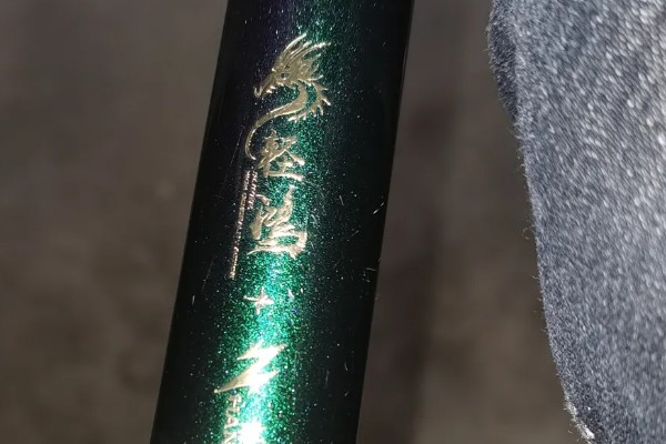 轻鸿鲤的简介,是一款碳素鲤鱼竿