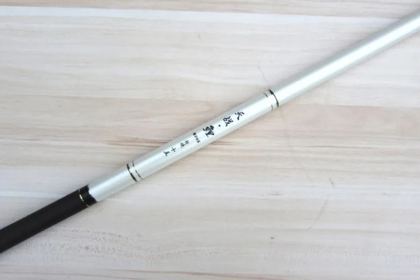 轻鸿鲤的简介,是一款碳素鲤鱼竿