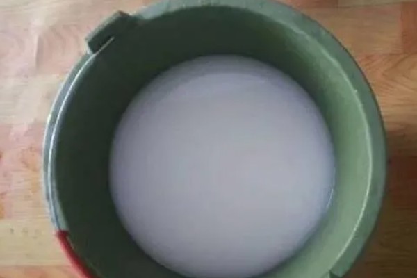 淘米水能浇韭菜吗，可以用淘米水浇灌韭菜