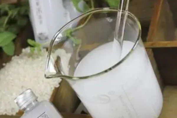 淘米水能浇韭菜吗，可以用淘米水浇灌韭菜