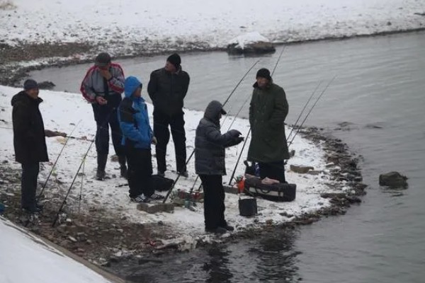冬季钓鱼技巧，建议在气温高且晴朗的天气出钓
