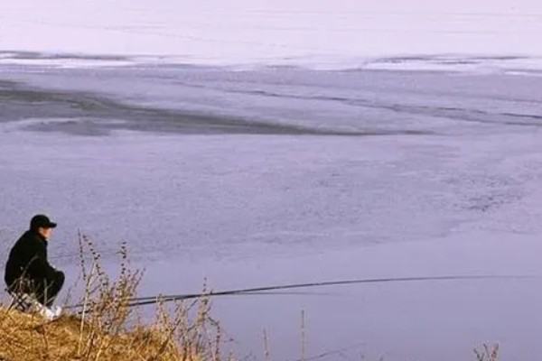 冬季钓鱼技巧，建议在气温高且晴朗的天气出钓