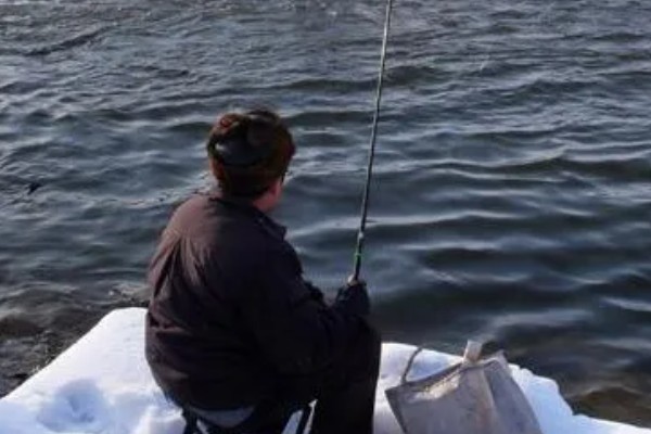 冬季钓鱼技巧，建议在气温高且晴朗的天气出钓