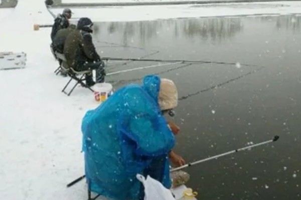 冬季钓鱼技巧，建议在气温高且晴朗的天气出钓
