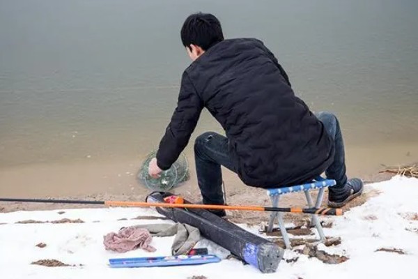 冬季钓鱼技巧，建议在气温高且晴朗的天气出钓
