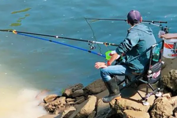 冬季钓鱼技巧，建议在气温高且晴朗的天气出钓