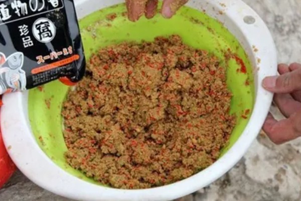 冬季钓鱼技巧，建议在气温高且晴朗的天气出钓