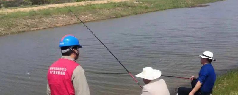 如何避免鱼竿触电，可以在把手处包裹绝缘的塑料