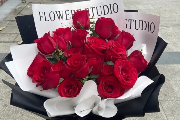 22朵玫瑰花的花语，寓意两情相悦、成双成对等