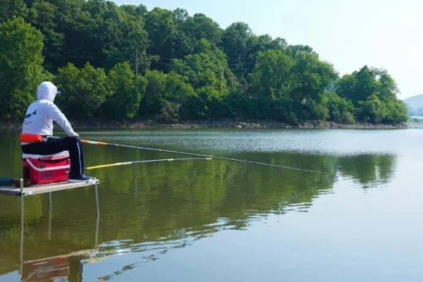如何避免鱼竿触电，可以在把手处包裹绝缘的塑料