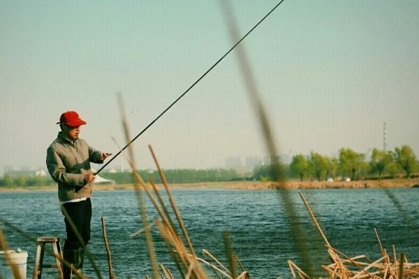 如何避免鱼竿触电，可以在把手处包裹绝缘的塑料
