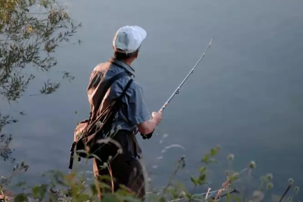 如何避免鱼竿触电，可以在把手处包裹绝缘的塑料