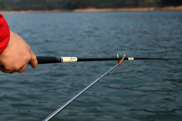 如何避免鱼竿触电，可以在把手处包裹绝缘的塑料