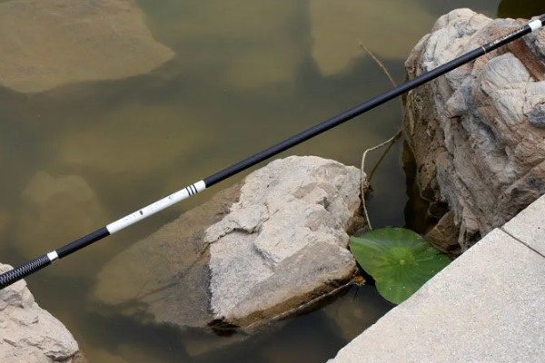 如何避免鱼竿触电，可以在把手处包裹绝缘的塑料