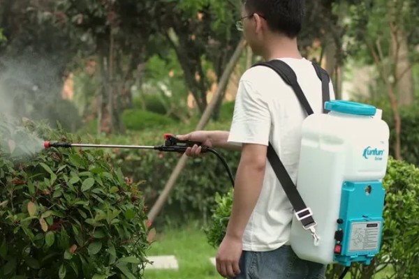 机动喷雾器的保养方法，存放时将机器罩上塑料膜