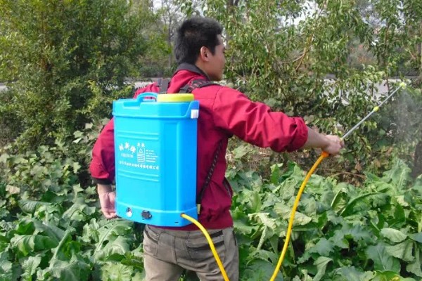 机动喷雾器的保养方法，存放时将机器罩上塑料膜