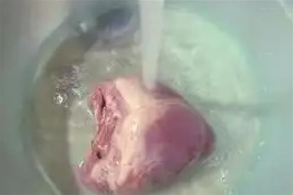 猪心怎么洗，先用清水水浸泡10分钟