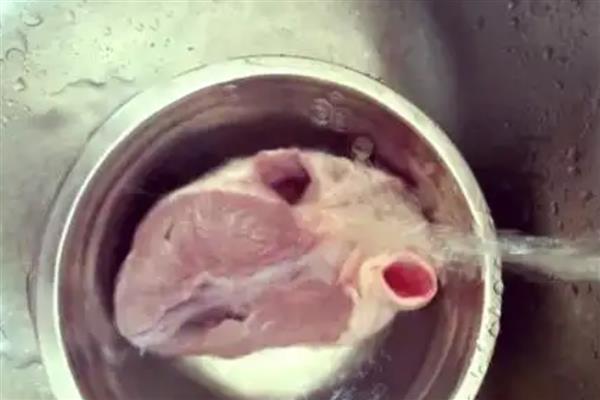 猪心怎么洗，先用清水水浸泡10分钟