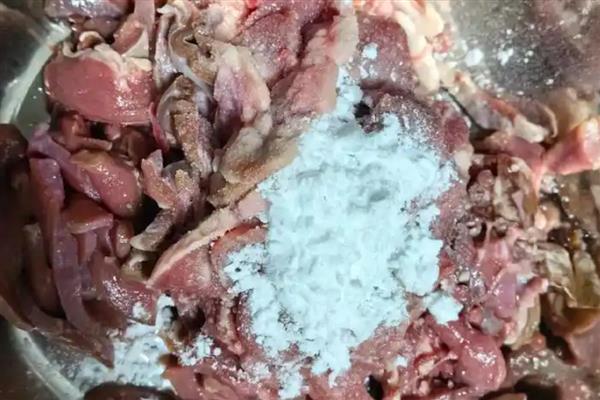 猪心怎么洗，先用清水水浸泡10分钟