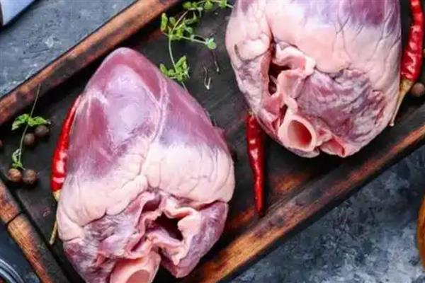 猪心怎么洗，先用清水水浸泡10分钟