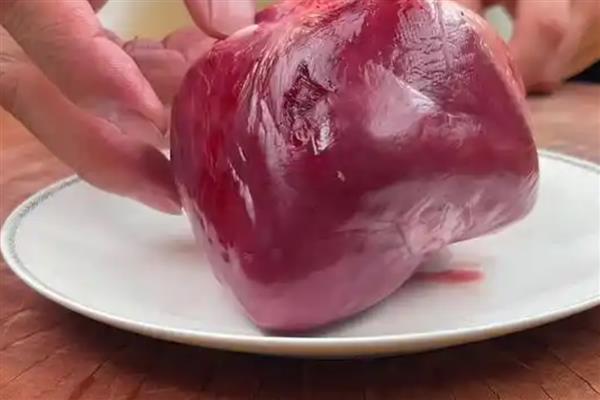 猪心怎么洗，先用清水水浸泡10分钟