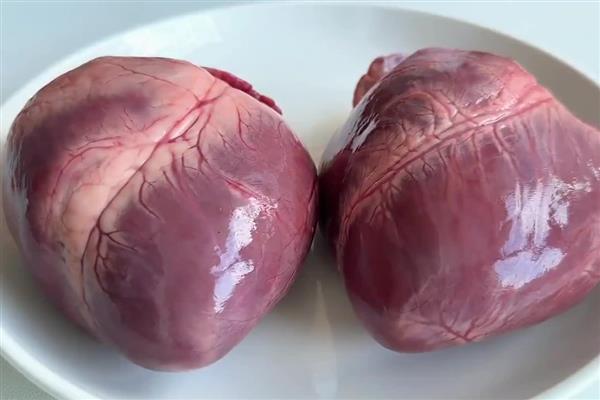 猪心怎么洗，先用清水水浸泡10分钟