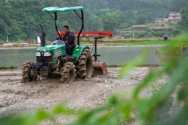 拖拉机夏季避暑方法，停在阴凉处可防止爆胎