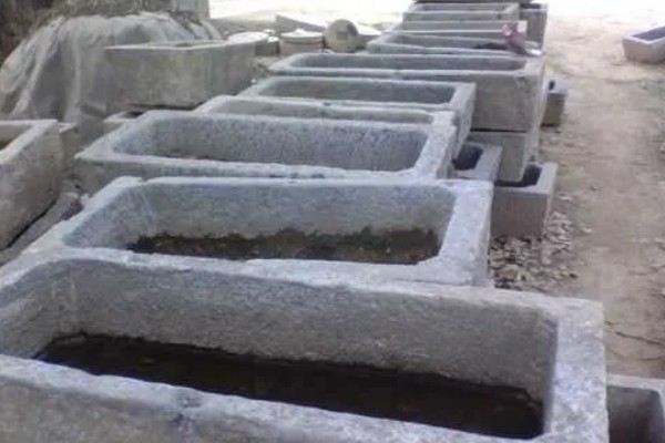牛槽用什么材料，选择用石头或者是木头