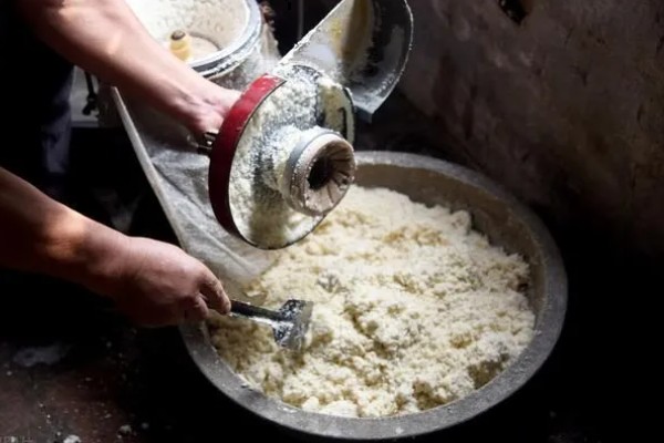 豆渣养猪的方法，豆渣发酵剂用米糠按照1:5的比例稀释