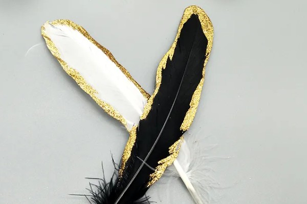 鸡毛能做什么，可以做成鸡毛毽子、装饰品等