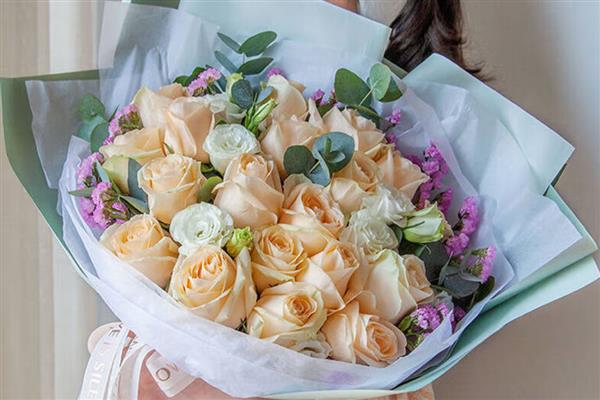 香槟玫瑰加满天星的寓意,寓意我只钟情于你等