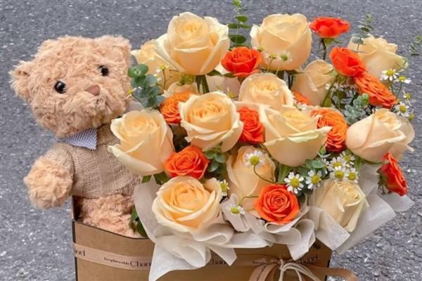 香槟玫瑰加满天星的寓意,寓意我只钟情于你等