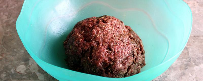 钓鲫鱼如何搭配窝料，可将各种谷物掺在一起并加水搅拌