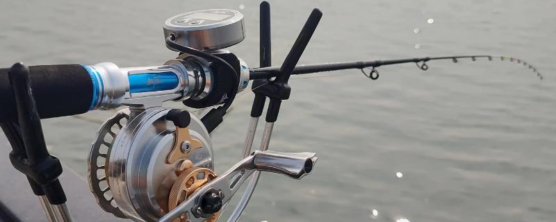 筏钓如何判断水深，挂重铅时鱼竿的弯曲度变小代表铅坠到底