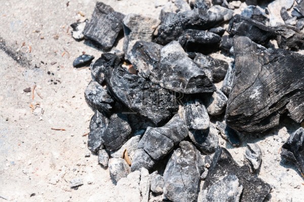 木炭灰是酸性的吗,木炭灰是碱性肥料