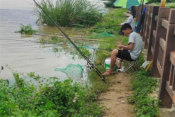 钓鱼竿怎么选择,可根据材质、参数和调性来选择